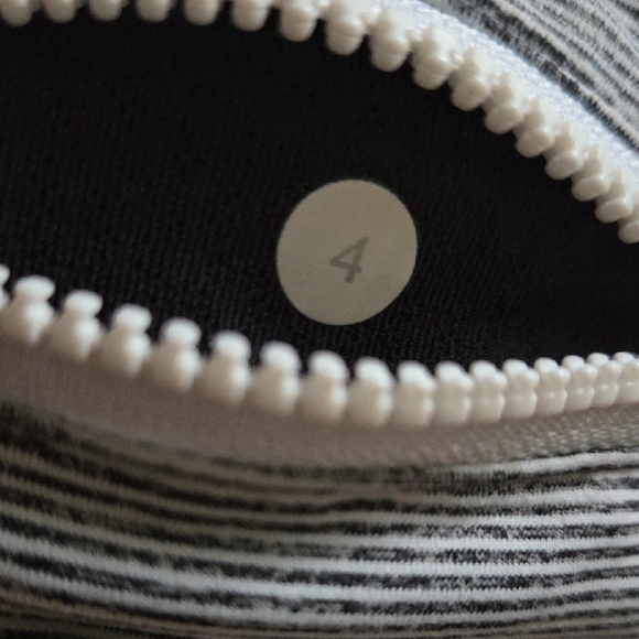 Lululemon Speed Shorts Size 4 Lined - Picture 3 of 3